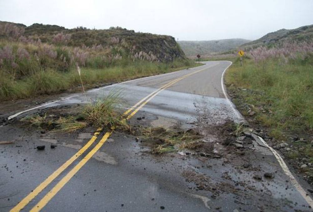Apareci� una vertiente en plena ruta a La Carolina