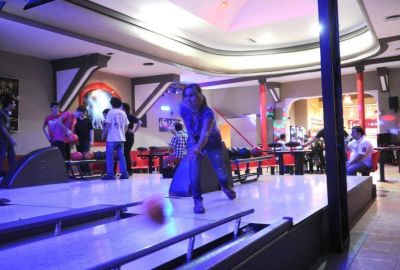 La noche rueda entre bolos, palos, tragos y m�sica