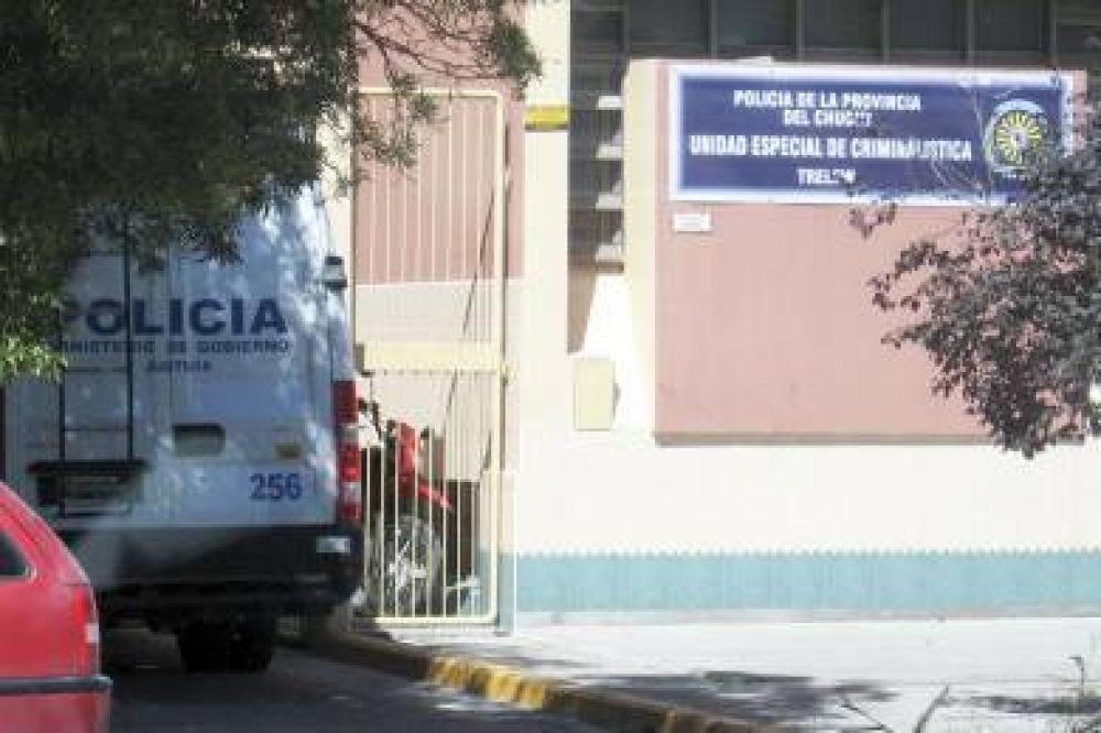 Trelew: ladr�n se mete a un patrullero y se lleva el equipo de comunicaciones