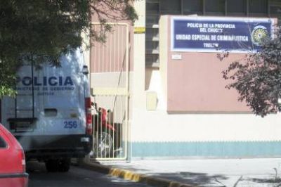 Trelew: ladr�n se mete a un patrullero y se lleva el equipo de comunicaciones