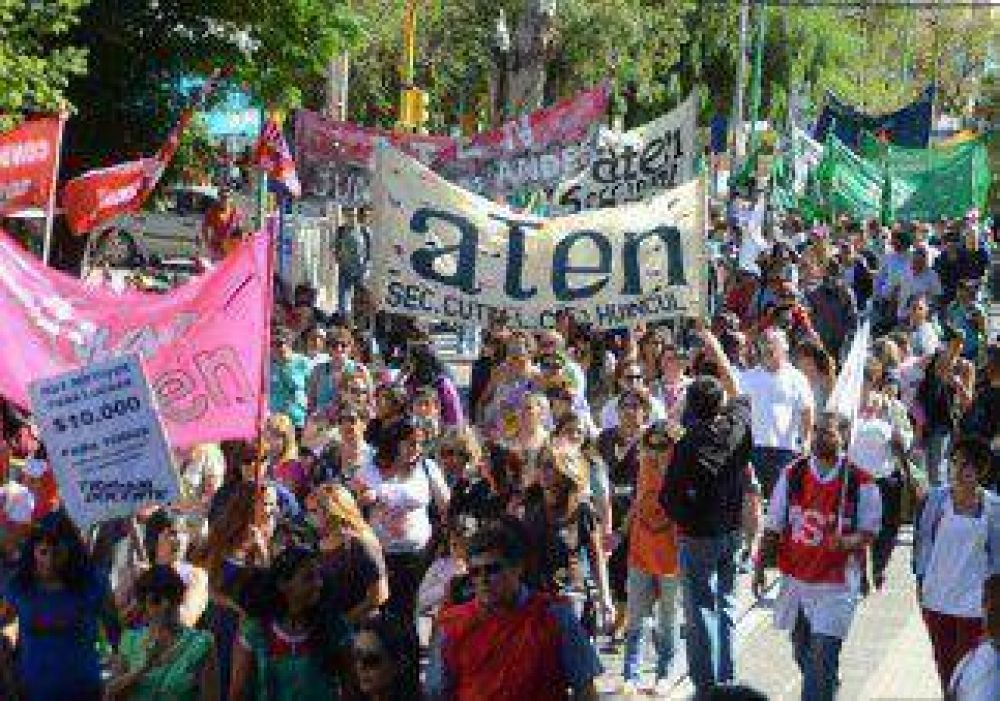 El paro impidi� el normal comienzo de clases y Sapag convoc� al di�logo 
