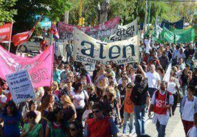 El paro impidi� el normal comienzo de clases y Sapag convoc� al di�logo 