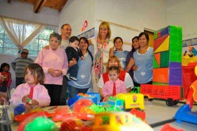 Garc�a Larraburu entreg� ludoteca en el Jard�n del barrio Vivero