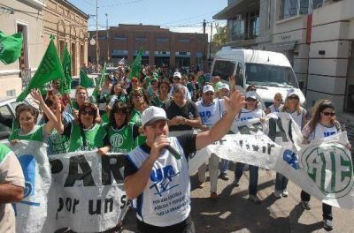 Exigen a Weretilneck que "se apure" con el aumento salarial