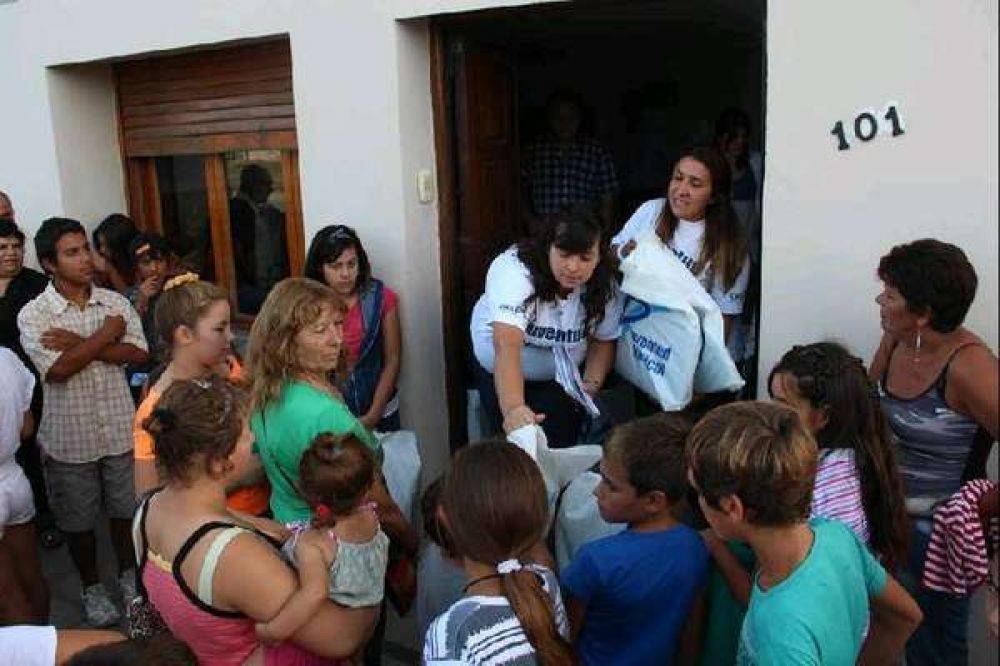 ENTREGA DE �TILES ESCOLARES