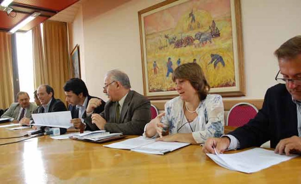 Diputados del FrePam propusieron demandar judicialmente no s�lo a Mendoza, sino al Estado Nacional
