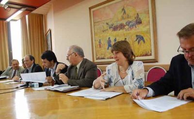 Diputados del FrePam propusieron demandar judicialmente no s�lo a Mendoza, sino al Estado Nacional