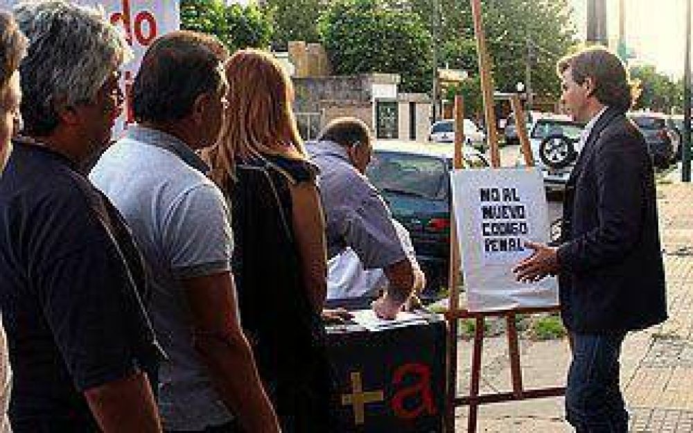 El massismo de Lomas comenz� una campa�a de recolecci�n de firmas