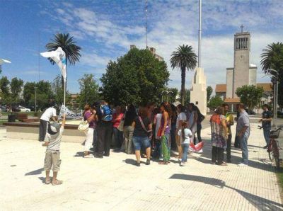 Docentes pehuajenses se manifestaron en plazas de la ciudad