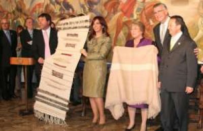 Gioja, invitado a la asunci�n de Bachelet, quiere viajar