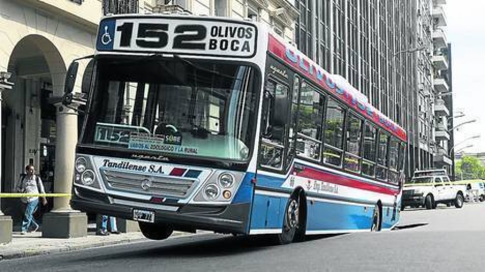 Retiro: cedi� el asfalto en Alem y un colectivo se hundi� en un pozo
