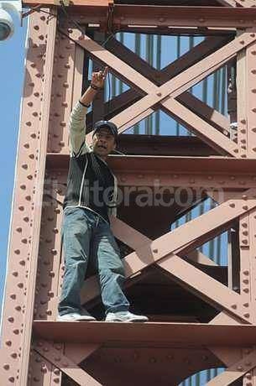 Trepado a una torre del Puente Colgante quer�a arrojarse al vac�o