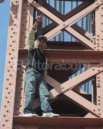 Trepado a una torre del Puente Colgante quer�a arrojarse al vac�o