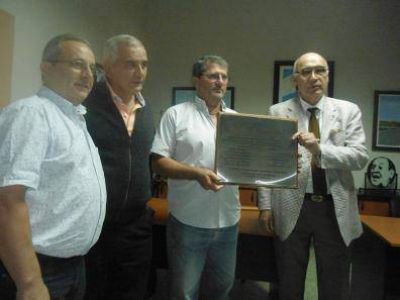 EL INTENDENTE MUNICIPAL ENTREGO PLACA AL DR. GUILLERMO NI COLO HORAS ANTES DE VIAJAR A MALVINAS