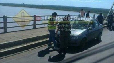 Remisero abandon� su auto y se arroj� del puente