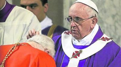 El Papa confes� que sac� una cruz del rosario del ata�d de un cura amigo
