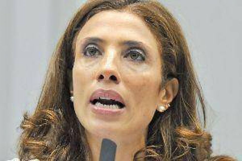 Fuerte postura de Claudia Zamora por la igualdad de g�nero en Santiago