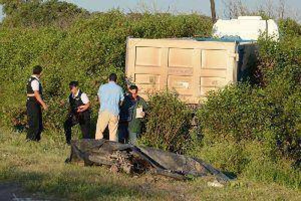 Llevaba a su hijo enfermo al m�dico y los aplast� un cami�n en la ruta