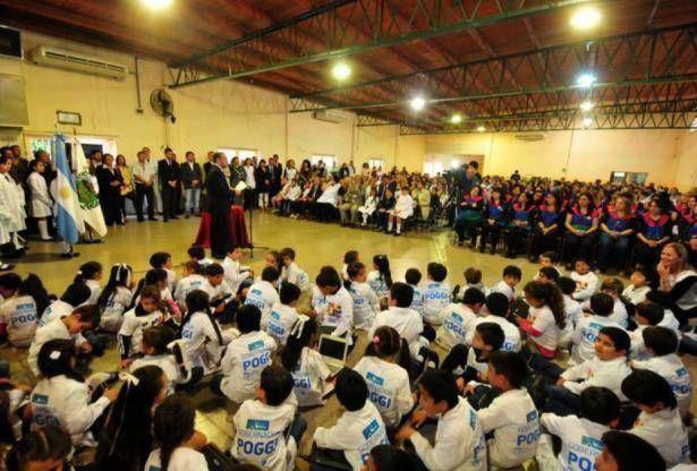 El Gobernador entrega equipamientos y anuncia obras para escuelas.