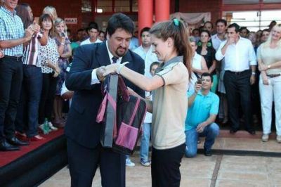 Closs inaugur� escuelas en San Vicente y valor� al docente en el aula