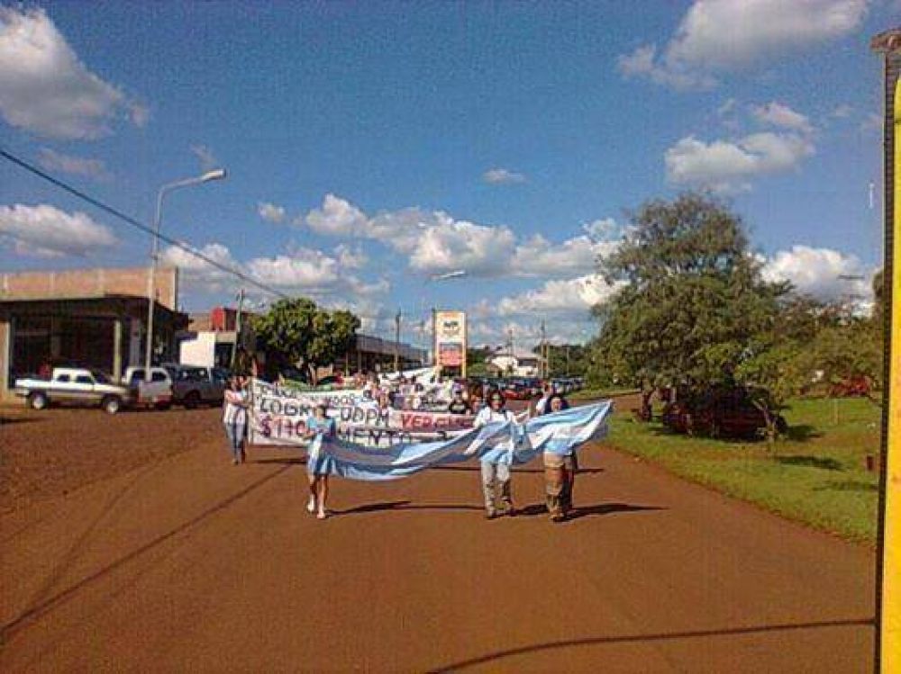 Ober�: docentes marcharon en repudio a la brutal represi�n de sus colegas
