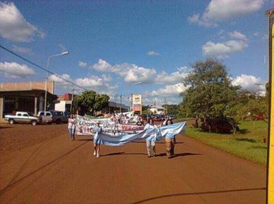Ober�: docentes marcharon en repudio a la brutal represi�n de sus colegas