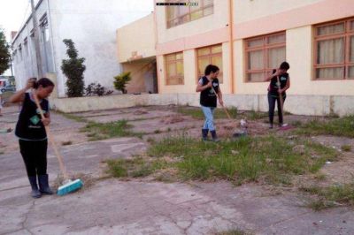 Municipalidades se hacen cargo de arreglar escuelas