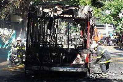 Se incendi� un colectivo de la l�nea 168 en pleno Belgrano