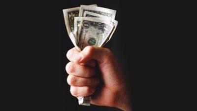 El d�lar oficial baj� y el blue volvi� a subir hasta los $ 11,05
