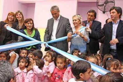 Ferraresi y el ministro Aparicio inauguraron jardines municipales en la Isla Maciel y Villa Tranquila