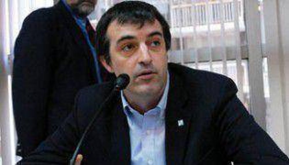 Bullrich propuso eximir de ganancias a los docentes