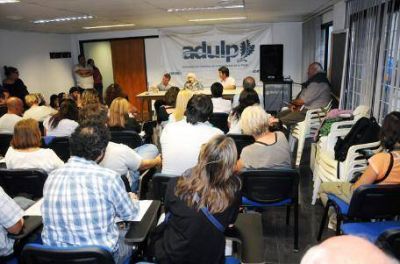 Adulp pide que desplacen a P�rez Albiz� de su c�tedra