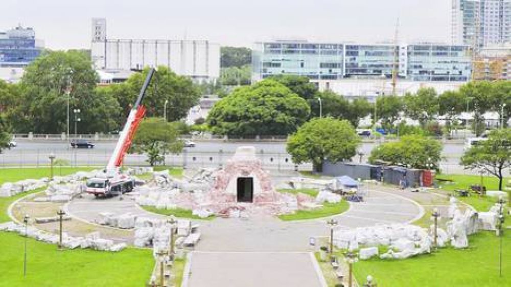 La comunidad italiana, dividida por el monumento a Col�n