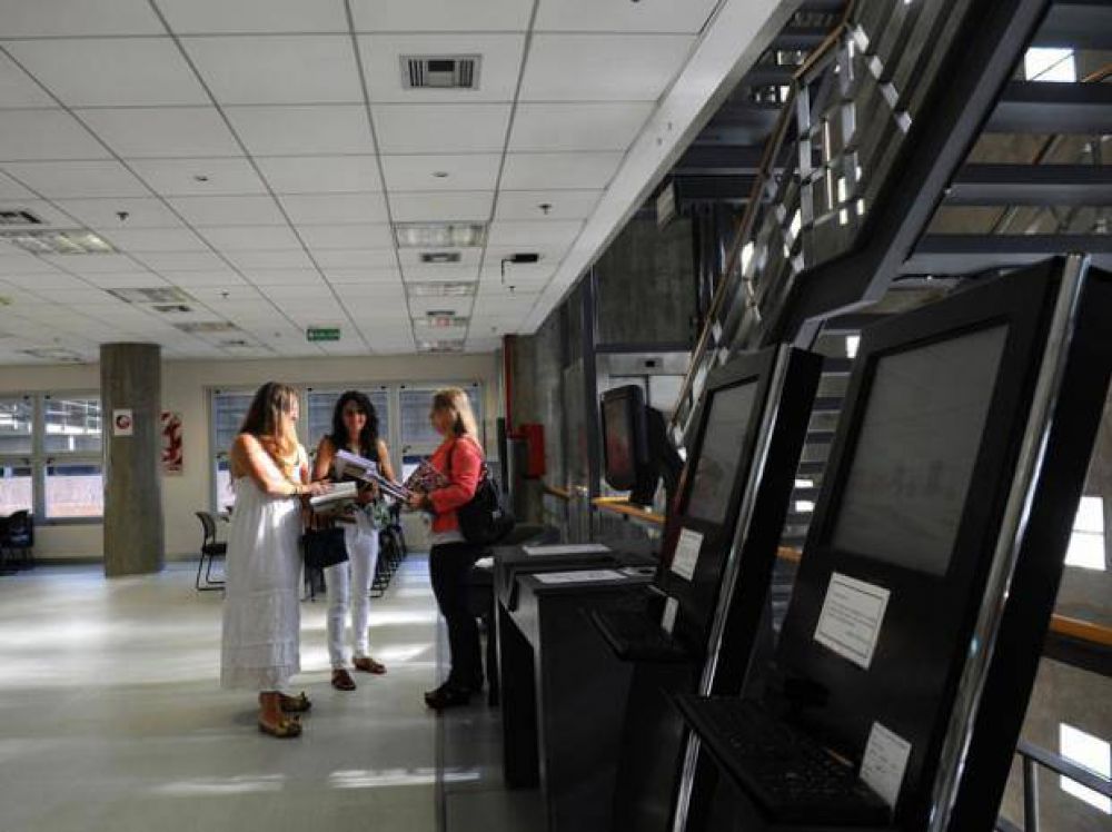 Tres bibliotecas de instituciones públicas de Rosario y sus experencias con soportes digitales