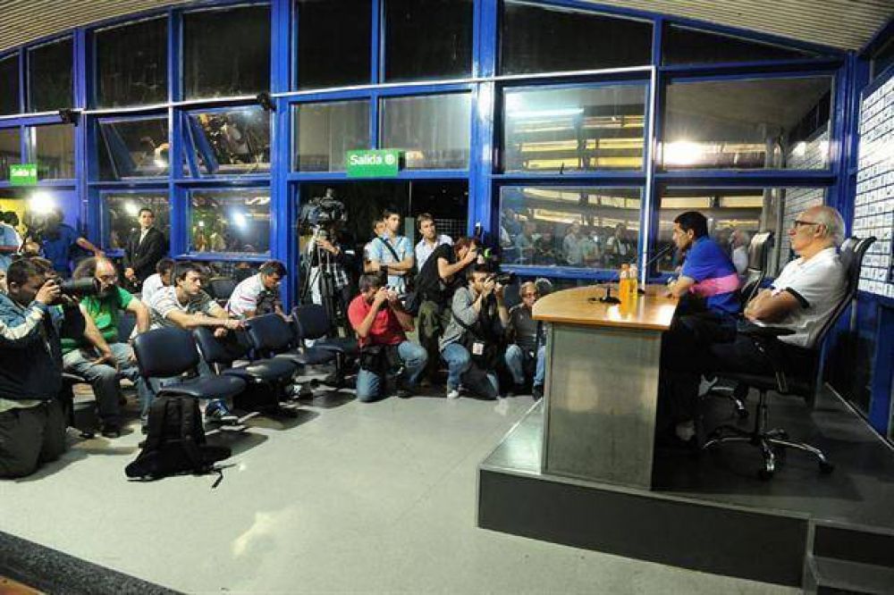 En nombre del plantel de Boca, Juan Rom�n Riquelme le pidi� pruebas a la prensa: "Los esperamos en el hotel"
