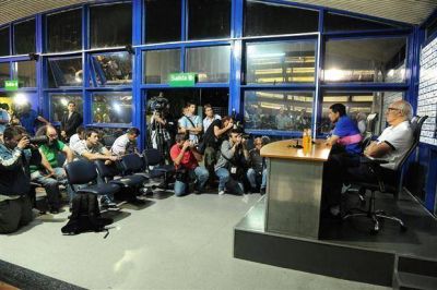 En nombre del plantel de Boca, Juan Rom�n Riquelme le pidi� pruebas a la prensa: "Los esperamos en el hotel"