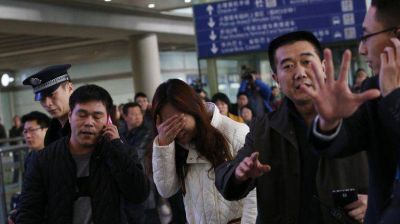 Se estrell� en el mar un avi�n de Malaysia Airlines con 239 personas