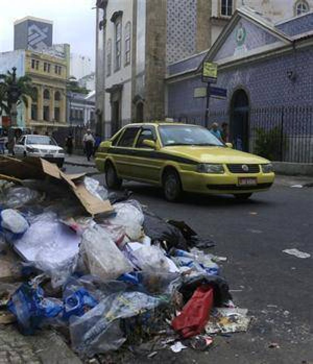 R�o, bajo una monta�a de basura por una huelga