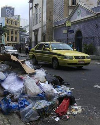 R�o, bajo una monta�a de basura por una huelga
