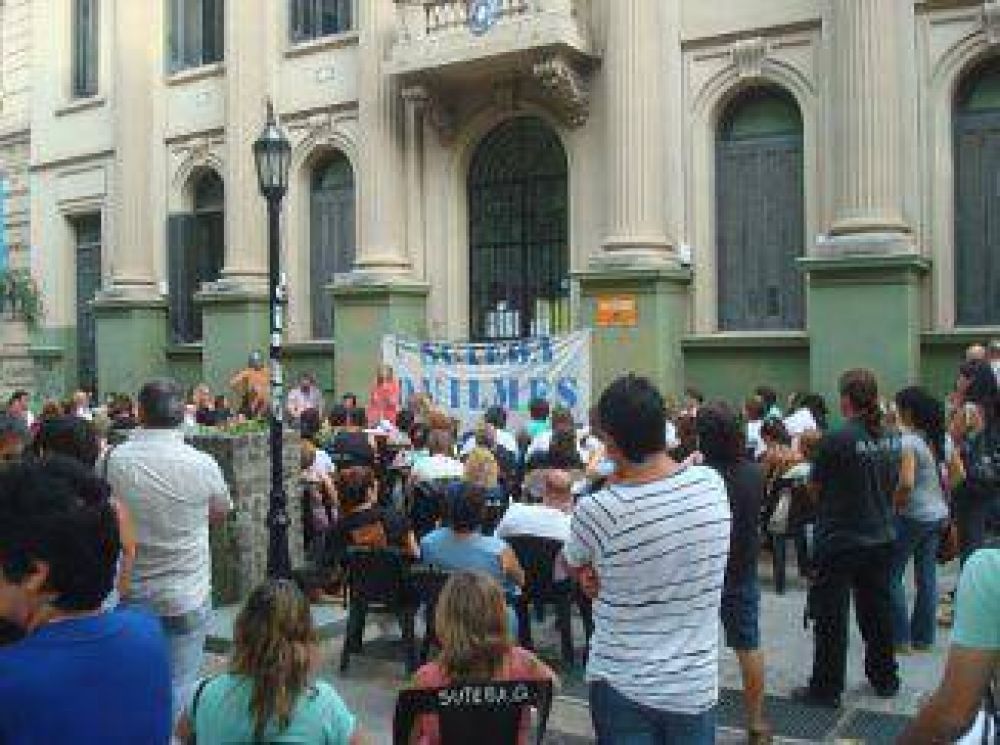 Docentes de Quilmes decidieron seguir el paro una semana m�s