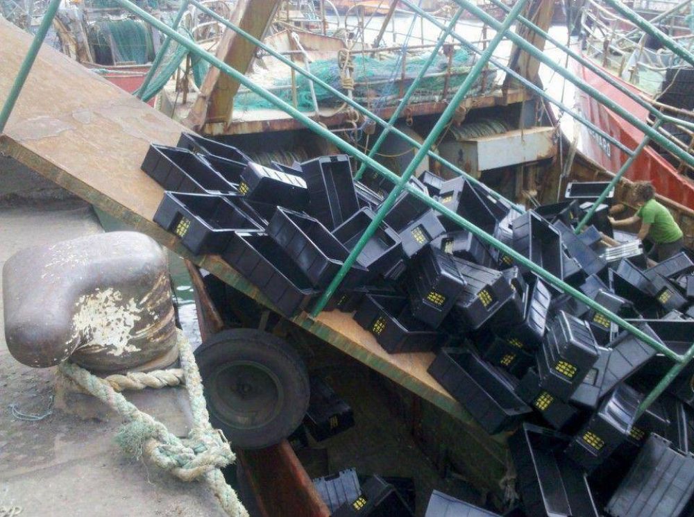 Carro transportador de cajones termin� en la cubierta de un barco