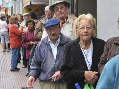 Los jubilados salte�os sufren la burocracia de los bancos