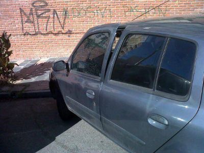 Destrozan autos en plena zona de Playa Grande