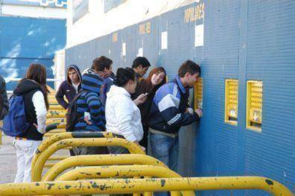 Una tribuna y la mitad de la otra
