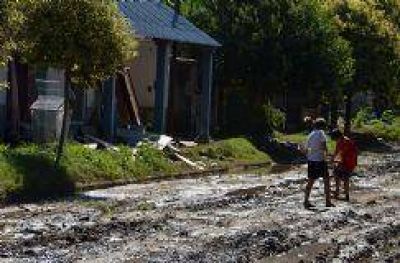 Lentamente, vecinos comienzan a intentar reacondicionar sus casas