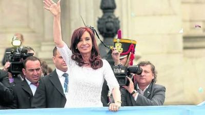 Cristina invit� a la oposici�n a subirse al Tango 01 para volar juntos a Chile