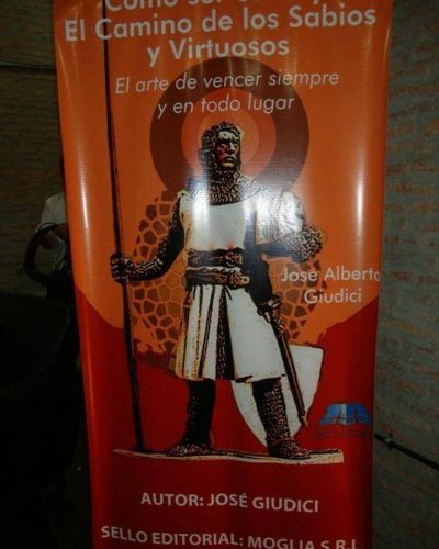 Escritor esquinense present� su 3� libro �Como ser un Rey�