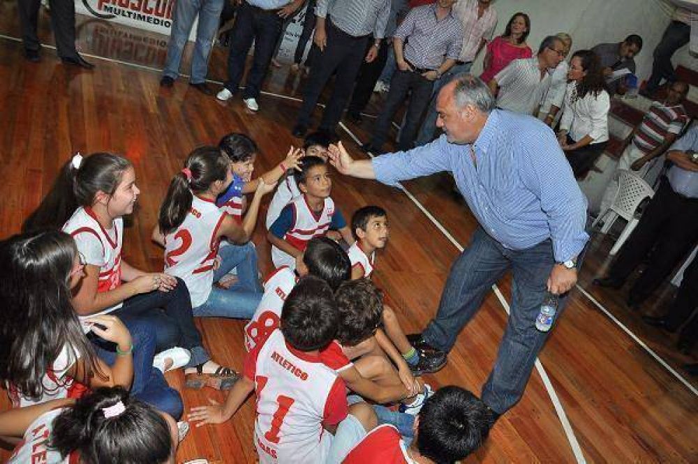 Colombi inaugur� el piso de parquet del Club Atl�tico Saladas