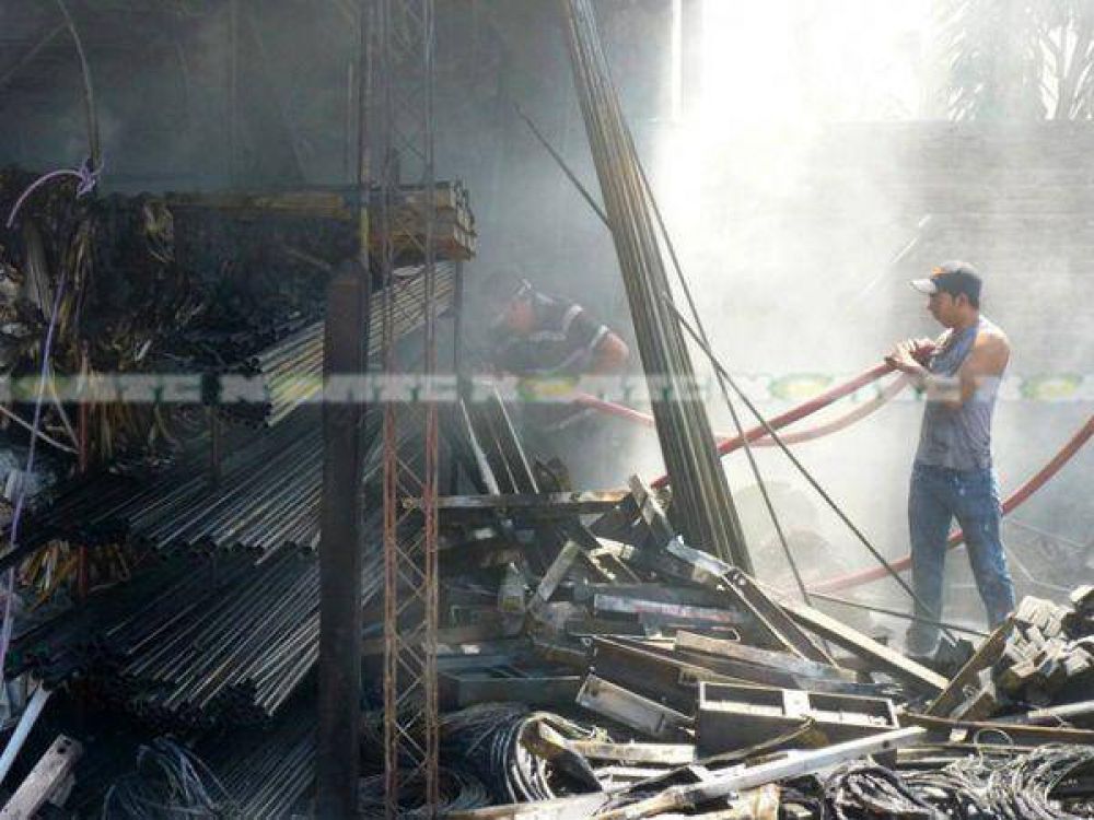 Vecinos con baldes logaron controlar un incendio en pleno centro de Charata