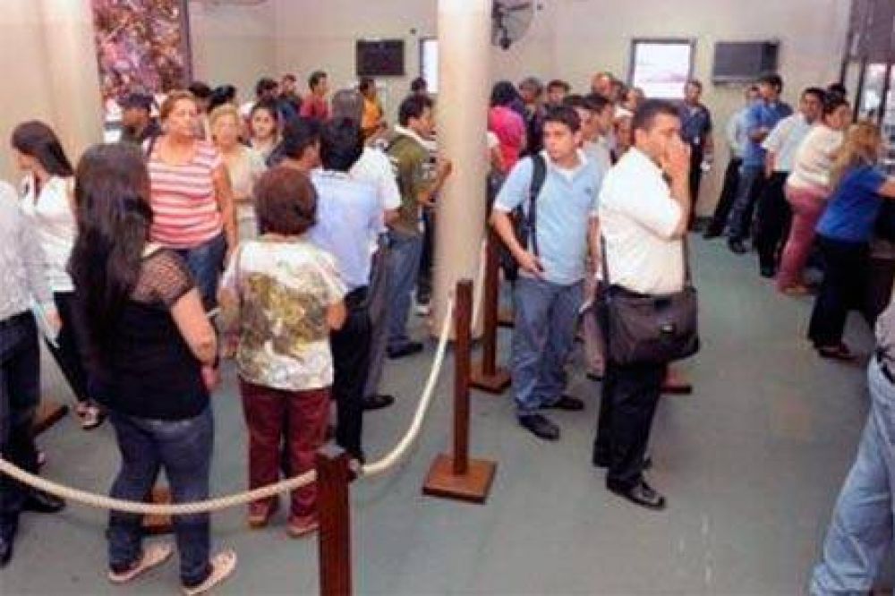 Vecinos indignados ante aumentos de hasta un 100% en facturas de luz